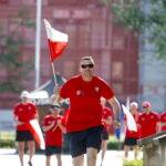 Biegi żołnierzy z flagami. Ppłk Grzegorz Wtykło / Marzena Mąkosa / Radio Kielce