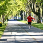 Biegi żołnierzy z flagami. Ppłk Grzegorz Wtykło / Marzena Mąkosa / Radio Kielce