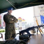 Biegi żołnierzy z flagami / Marzena Mąkosa / Radio Kielce