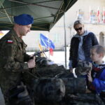 Biegi żołnierzy z flagami / Marzena Mąkosa / Radio Kielce