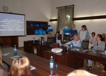 Opatów. Konferencja dotycząca dzieci z autyzmem w ramach akcji Niebieska Jedynka / Emilia Sitarska / Radio Kielce