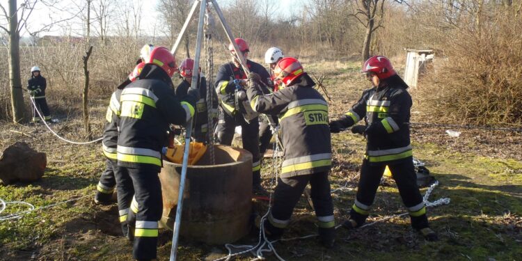 Tragedia w Olbierzowicach, w gminie Klimontów. Nie żyje mężczyzna, który wpadł do studni / PSP w Sandomierzu