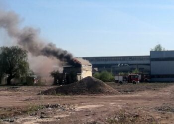 Kielce. Pożar na terenie fabryki SHL / słuchacz