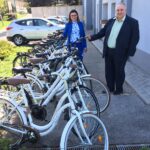 Rowery zakupione przez Starostwo Powiatowe w Opatowie. Na zdjęciu wicestarosta Gustaw Saramański / Starostwo Powiatowe w Opatowie