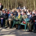 Uroczystości w Jeleńcu upamiętniające wygraną bitwę oddziału Szarego z żandarmerią niemiecką 1 kwietnia 1944 roku. Od prawej senator PiS Jarosław Rusiecki, od lewej, córka Szarego Teresa Heda-Snopkiewicz oraz poseł PiS Andrzej Kryj / Emilia Sitarska / Radio Kielce