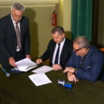 Podpisanie porozumienia ws. realizacji projektu badawczego „Tajemnice warowni w Śladkowie” / Wiktor Dziarmaga / Radio Kielce