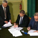 Podpisanie porozumienia ws. realizacji projektu badawczego „Tajemnice warowni w Śladkowie” / Wiktor Dziarmaga / Radio Kielce