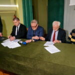 Podpisanie porozumienia ws. realizacji projektu badawczego „Tajemnice warowni w Śladkowie” / Wiktor Dziarmaga / Radio Kielce