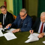 Podpisanie porozumienia ws. realizacji projektu badawczego „Tajemnice warowni w Śladkowie” / Wiktor Dziarmaga / Radio Kielce