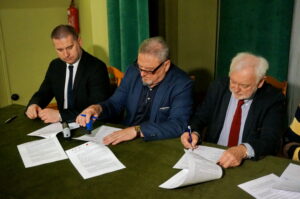 Podpisanie porozumienia ws. realizacji projektu badawczego „Tajemnice warowni w Śladkowie” / Wiktor Dziarmaga / Radio Kielce