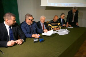 Podpisanie porozumienia ws. realizacji projektu badawczego „Tajemnice warowni w Śladkowie” / Wiktor Dziarmaga / Radio Kielce