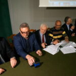 Podpisanie porozumienia ws. realizacji projektu badawczego „Tajemnice warowni w Śladkowie” / Wiktor Dziarmaga / Radio Kielce