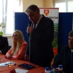 Waśniów. Wizyta Ministra Rolnictwa i Rozwoju Wsi Krzysztofa Jurgiela. Na zdjęciu: Andrzej Bętkowski - wicewojewoda świętokrzyski, Małgorzata Erlich -Smurzyńska - dyrektor Świętokrzyskiego Oddziału Regionalnego Agencji Restrukturyzacji i Modernizacji Rolnictwa, Krzysztof Jurgiel - minister Rolnictwa i Rozwoju Wsi i Zbigniew Duda - starosta ostrowiecki / Emilia Sitarska / Radio Kielce