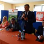 Waśniów. Wizyta Ministra Rolnictwa i Rozwoju Wsi Krzysztofa Jurgiela. Na zdjęciu: Andrzej Bętkowski - wicewojewoda świętokrzyski, Małgorzata Erlich -Smurzyńska - dyrektor Świętokrzyskiego Oddziału Regionalnego Agencji Restrukturyzacji i Modernizacji Rolnictwa, Krzysztof Jurgiel - minister Rolnictwa i Rozwoju Wsi, Zbigniew Duda - starosta ostrowiecki i poseł PiS - Andrzej Kryj / Emilia Sitarska / Radio Kielce