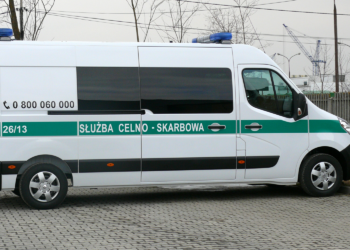 Funkcjonariusze Świętokrzyskiego Urzędu Celno-Skarbowego w Kielcach otrzymali sześć nowych samochodów / Świętokrzyski Urząd Celno-Skarbowy w Kielcach