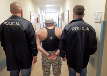 Ostrowieccy policjanci zatrzymali 45-latka podejrzewanego o dokonanie oszustwa metodą „na policjanta” na szkodę 87-letniej ostrowczanki / KPP w Ostrowcu Świętokrzyskim
