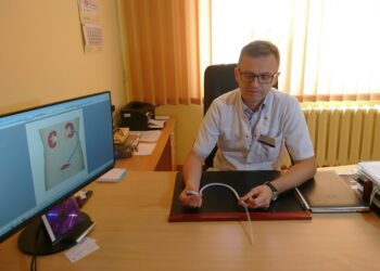 Dr Jarosław Jaskulski, kierownik Kliniki Urologii ŚCO wyjaśnia, na czym polega zabieg wszczepiania podskórnie sztucznych moczowodów / ŚCO