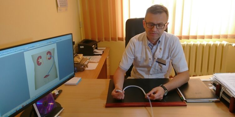 Dr Jarosław Jaskulski, kierownik Kliniki Urologii ŚCO wyjaśnia, na czym polega zabieg wszczepiania podskórnie sztucznych moczowodów / ŚCO