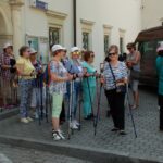 Pińczów. 6. Marsz Nordic Walking Studentów Uniwersytetu Trzeciego Wieku / Kamil Włosowicz / Radio Kielce