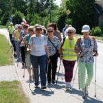 Pińczów. 6. Marsz Nordic Walking Studentów Uniwersytetu Trzeciego Wieku / Kamil Włosowicz / Radio Kielce