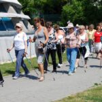 Pińczów. 6. Marsz Nordic Walking Studentów Uniwersytetu Trzeciego Wieku / Kamil Włosowicz / Radio Kielce