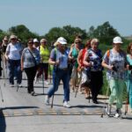 Pińczów. 6. Marsz Nordic Walking Studentów Uniwersytetu Trzeciego Wieku / Kamil Włosowicz / Radio Kielce