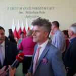 Jędrzejów. Premier Mateusz Morawiecki z wizytą w regionie świętokrzyskim. Na zdjęciu: poseł PiS - Andrzej Kryj i senator Krzysztof Słoń / Mateusz Kaczmarczyk / Radio Kielce