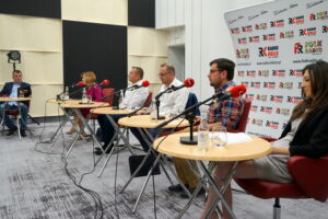 Studio Polityczne Radia Kielce. Od lewej: red. Radosław Podsiadły - Radio Kielce, Anna Krupka - PiS, Jacek Wójcicki - Kukiz '15, Krzysztof Sławiński - PO, Mateusz Żukowski - Nowoczesna, Ewelina Bień - PSL / Kamil Król / Radio Kielce