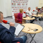 Studio Polityczne Radia Kielce. Od lewej: red. Radosław Podsiadły - Radio Kielce, Anna Krupka - PiS, Jacek Wójcicki - Kukiz '15, Krzysztof Sławiński - PO, Mateusz Żukowski - Nowoczesna, Ewelina Bień - PSL / Kamil Król / Radio Kielce
