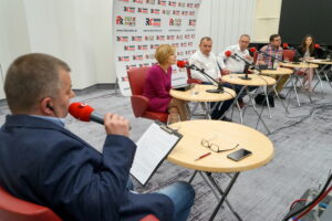 Studio Polityczne Radia Kielce. Od lewej: red. Radosław Podsiadły - Radio Kielce, Anna Krupka - PiS, Jacek Wójcicki - Kukiz '15, Krzysztof Sławiński - PO, Mateusz Żukowski - Nowoczesna, Ewelina Bień - PSL / Kamil Król / Radio Kielce