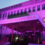 Budynek rozgłośni Radia Kielce został podświetlony na fioletowo / Karol Żak / Radio Kielce