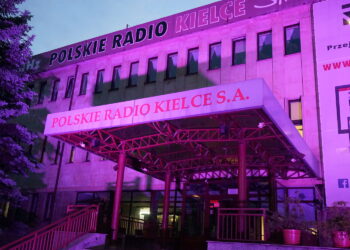 Budynek rozgłośni Radia Kielce został podświetlony na fioletowo / Karol Żak / Radio Kielce