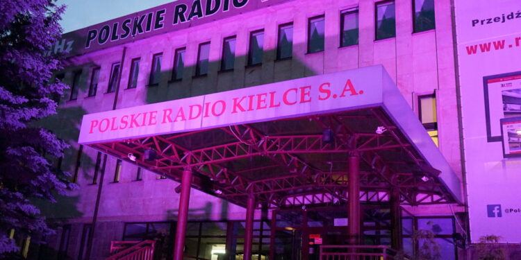 Budynek rozgłośni Radia Kielce został podświetlony na fioletowo / Karol Żak / Radio Kielce