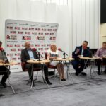 Kielce. Studio Polityczne. Od lewej: Andrzej Pruś - PiS, Lucjan Pietrzczyk - PO, Jadwiga Szewczyk - Kukiz'15, Grzegorz Gałuszka - PSL i Piotr Kopacz - Nowoczesna / Karol Żak / Radio Kielce