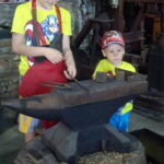 Ciuchcia Expres Ponidzie rozpoczęła sezon. Zabytkowa kuźnia Zenona Śmietańskiego / Ewa Pociejowska-Gawęda / Radio Kielce