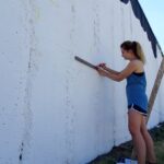 Busko-Zdrój. Aleksandra Kępka w trakcie pracy nad stworzeniem muralu / Kamil Włosowicz / Radio Kielce