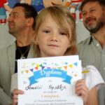 Łysaków. I Powiatowy Konkurs Piosenki Dziecięcej dla Przedszkolaków. Na zdjęciu: zwyciężczyni konkursu - Amelia Opałka / Ewa Pociejowska - Gawęda / Radio Kielce