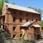 XIX-wieczny młyn wodny nad rzeką Kamionką w Jędrowie / Tomasz Piwko / Radio Kielce