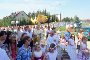 Procesja z kościoła Świętej Trójcy i Matki Bożej Łaskawej / Ewa Pociejowska-Gawęda / Radio Kielce