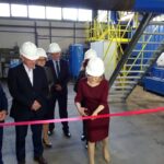 Starachowice. Przekazanie nowego pieca ciepłej wody dla Zakładu Energetyki Cieplnej. Wstęgę przecina posłanka Anna Krupka / Tomasz Piwko / Radio Kielce