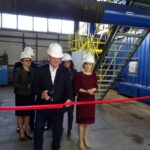 Starachowice. Przekazanie nowego pieca ciepłej wody dla Zakładu Energetyki Cieplnej. Wstęgę przecina senator Jarosław Rusiecki / Tomasz Piwko / Radio Kielce