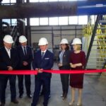 Starachowice. Przekazanie nowego pieca ciepłej wody dla Zakładu Energetyki Cieplnej. Wstęgę przecina prezes WFOŚiGW w Kielcach Ryszard Gliwiński / Tomasz Piwko / Radio Kielce