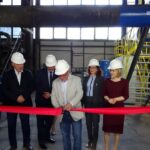 Starachowice. Przekazanie nowego pieca ciepłej wody dla Zakładu Energetyki Cieplnej. Wstęgę przecina prezes ZEC Marcin Pocheć / Tomasz Piwko / Radio Kielce