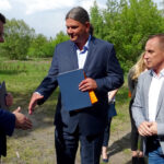 Rozpoczęcie budowy mieszkań socjalnych przy ulicy Źródlanej w Skarżysku-Kamiennej. Na zdjęciu (od lewej): Konrad Kronig - prezydent Skarżyska, Hubert Olejarz - firma Freedom, Andrzej Brzeziński - wiceprezydent Skarżyska / Tomasz Piwko / Radio Kielce