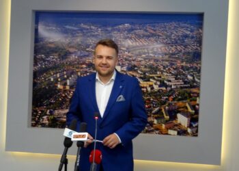 W tym roku w Starachowicach powstanie jedno z najnowocześniejszych boisk w kraju. Na zdjęciu: Marek Materek - prezydent Starachowic / Tomasz Piwko / Radio Kielce