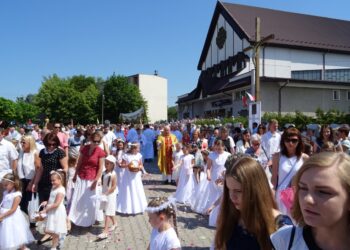 Starachowice. Uroczystości Bożego Ciała w parafii pw. Wszystkich Świętych / Tomasz Piwko / Radio Kielce