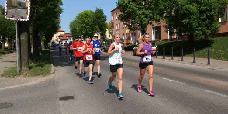 Obchody 227 rocznicy uchwalenia Konstytucji 3 Maja w Skarżysku-Kamiennej. Marszobieg rekreacyjny i II Bieg Konstytucji.  / Maciej Wesołowski