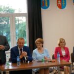 Łączna. Poseł Robert Telus spotkał się z mieszkańcami gminy Łącza. Na zdjęciu: poseł Krzysztof Lipiec, poseł Robert Telus, posłanka Maria Zuba, posłanka Anna Krupka i Agata Wojtyszek - wojewoda świętokrzyski / Michał Kita / Radio Kielce