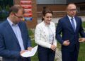 Kielce. Konferencja ws. problemów z działaniem CEPiK przed starostwem powiatowym. Na zdjęciu: Michał Braun - pełnomocnik Gabinetu Cieni Platformy Obywatelskiej, poseł Marzena Okła - Drewnowicz i poseł Artur Gierada / Michał Kita / Radio Kielce