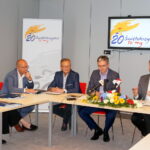 Konferencja dot. jubileuszowej gali z okazji 20-lecia województwa świętokrzyskiego. Od lewej: Olga Antas, impresariat Filharmonii Świętokrzyskiej, Dariusz Detka, dyr. biura komunikacji społecznej ŚUM, Jacek Rudnicki, wicedyrektor Filharmonii Świętokrzyskiej, Adam Jarubas, marszałek woj. świętokrzyskiego, Arkadiusz Bąk, przewodniczący sejmiku woj. świętokrzyskiego / Michał Kita / Radio Kielce